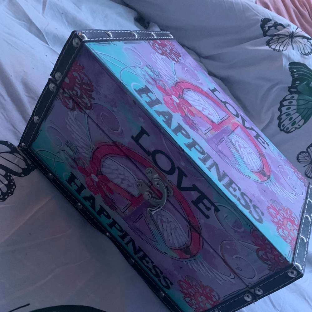 Jewelry box.